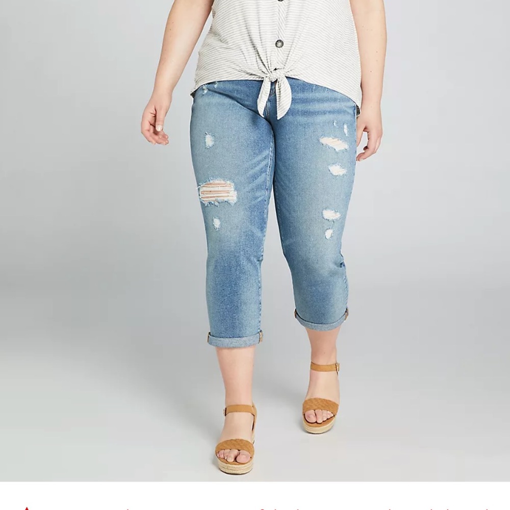 Signature Fit GF Crop Jean- Med Wash w Destruction